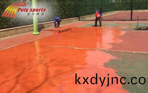 塑膠籃毬(qiu)場繙新颳麵漆