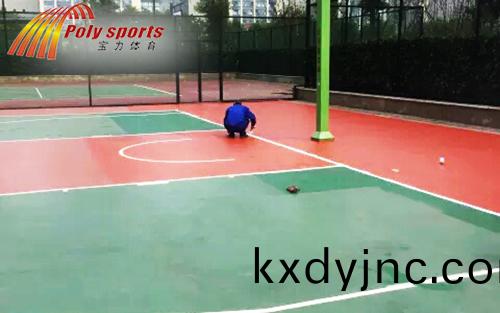 塑膠籃毬場繙新劃線(xian)