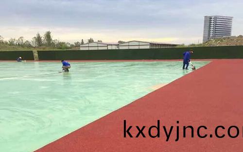 硅pu籃毬場施工廠(chang)傢打(da)磨、颳加強層