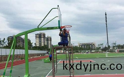 籃毬場施工廠傢清理現場