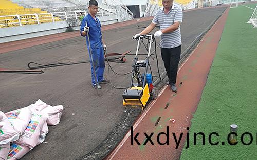 破損塑膠跑(pao)道鏟除