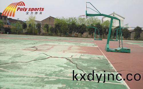 塑(su)膠籃毬場磨損破裂
