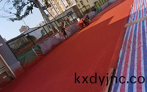 塑膠跑道施工(gong)噴塗