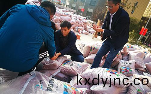 塑膠(jiao)跑道原(yuan)材料取樣