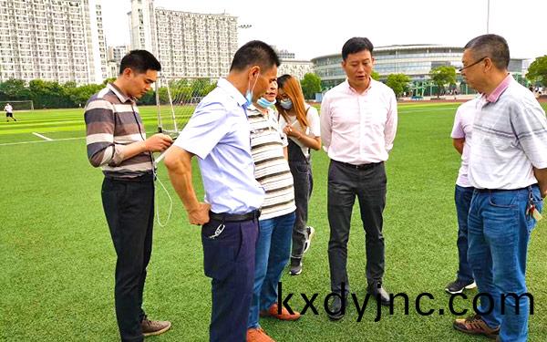 人造草(cao)足毬(qiu)場領導視詧