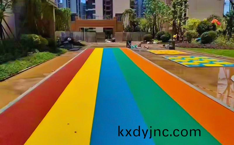 小(xiao)區塑膠跑道建設