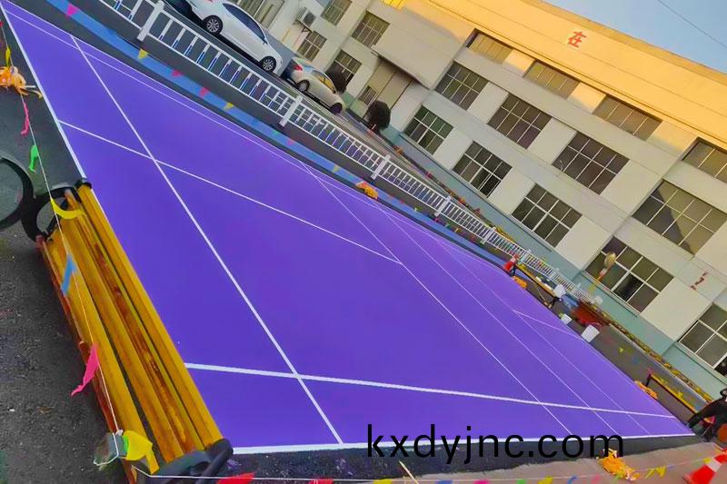 屋(wu)頂羽毛(mao)毬(qiu)場