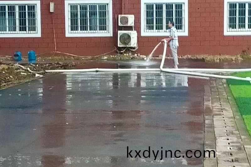 塑膠(jiao)跑道基礎清洗