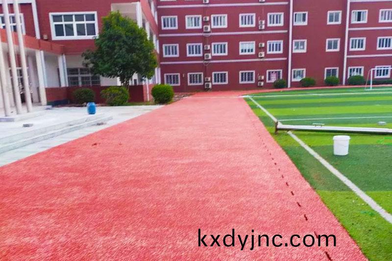 塑(su)膠跑道底層舖設